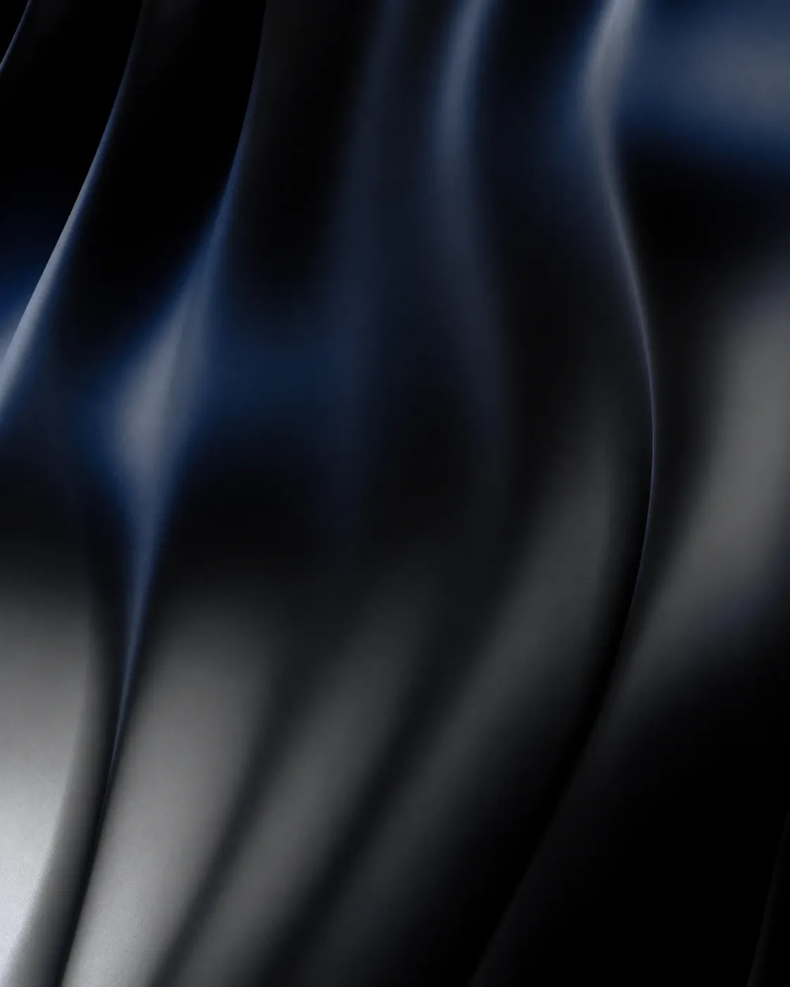 Tela satinada azul oscuro con pliegues suaves